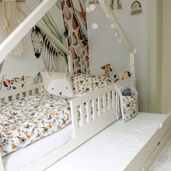 Bett Clara mit ausgezogenem Unterbett und darunter sichtbaren Stauraumschubladen inkl Deko / Bilderrechte: Hamide_66