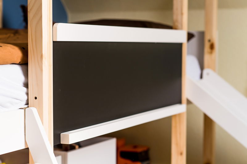 An der Front befindet sich eine Kreidetafel mit Ablage.